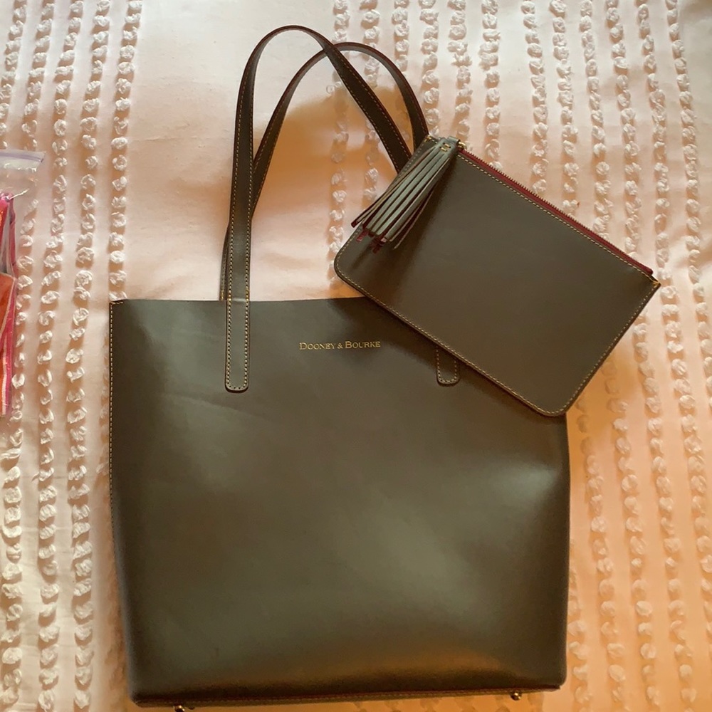 Dooney & Bourke Stiff LeatherPurse w/wristlet
